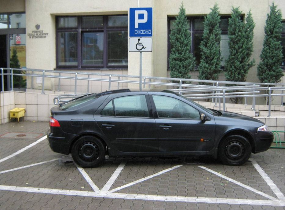 Parkowanie na dwóch "kopertach" jednocześnie to wyjątkowo oburzający przykład braku szacunku dla innych kierowców.