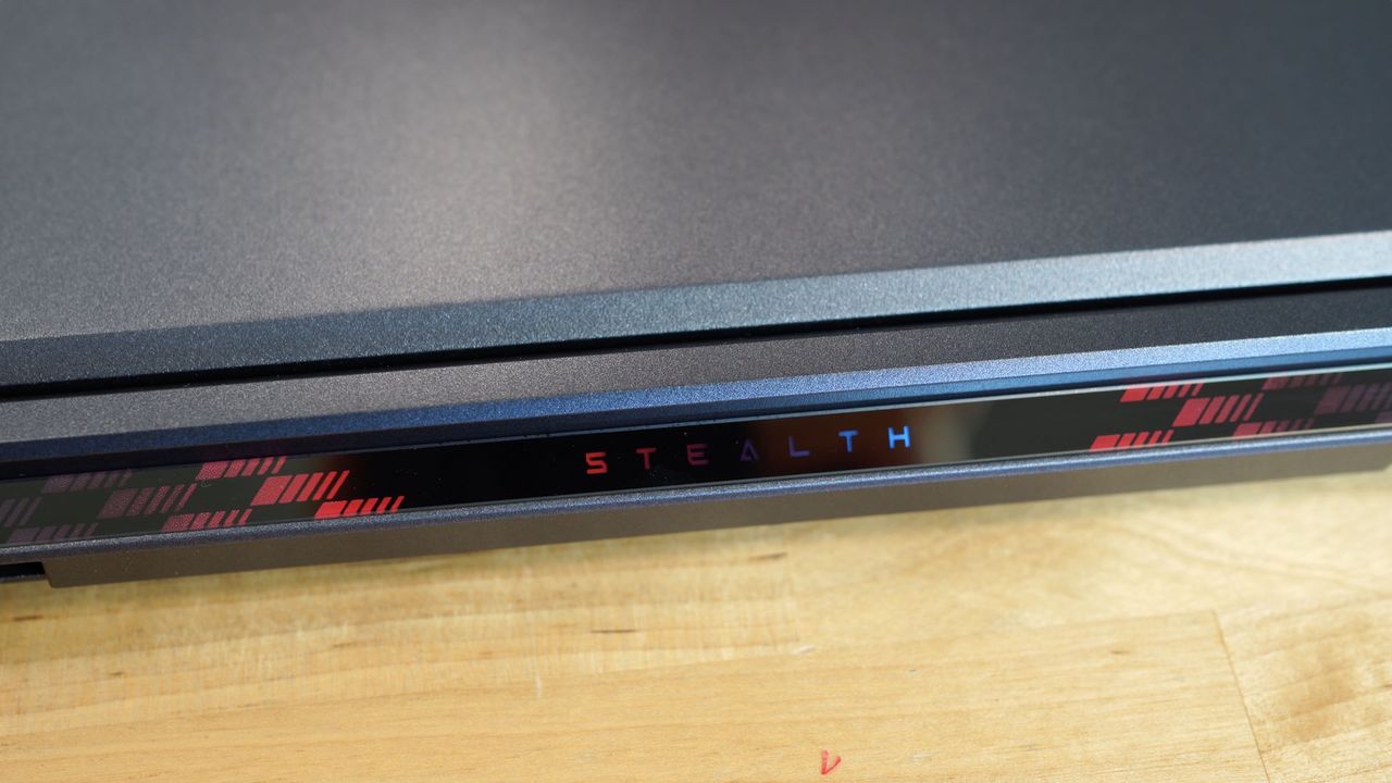 MSI Stealth 16 Mercedes-AMG - ozdoba z tyłu