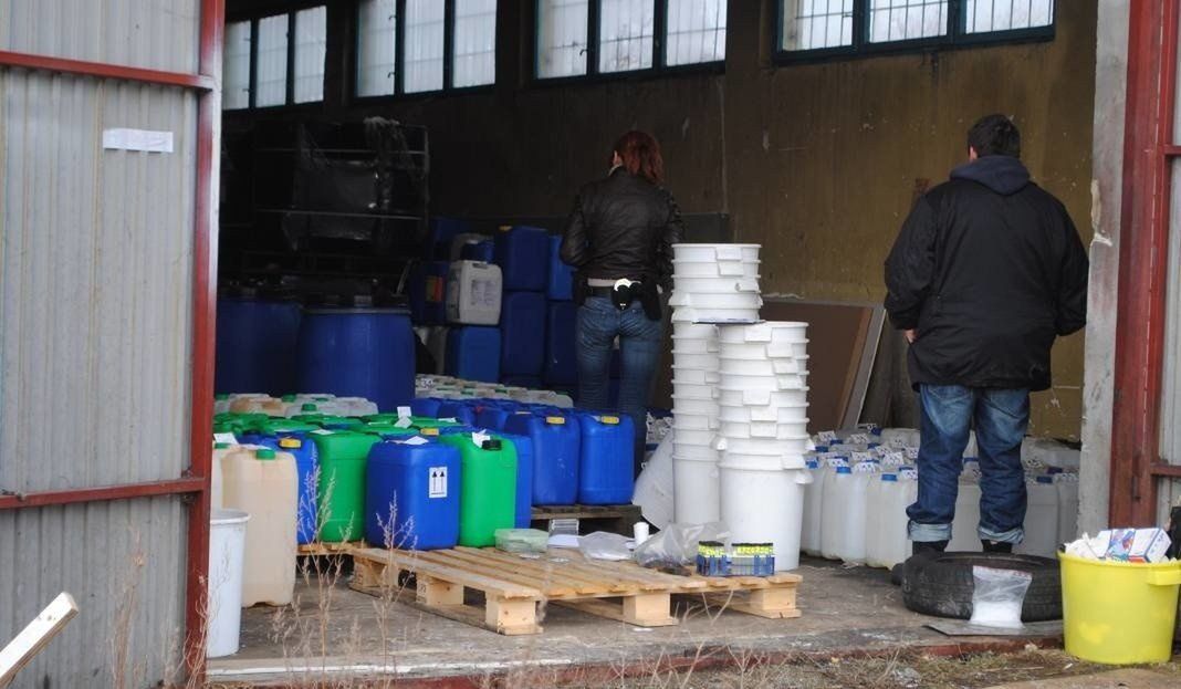Fabryczka narkotyków działała w Toruniu dosłownie pod nosem policji - przy ul. PCK, niedaleko komisariatu policji Toruń Śródmieście. Po ośmiu latach od jej rozbicia bracia Cezary i Bartosz T. wciąż są bez kary za ten przestępczy proceder.