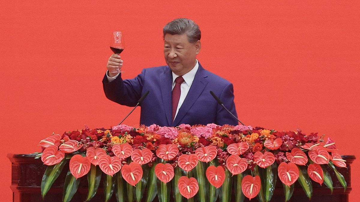 Military parade to mark 80th anniversary of the end of the Sino Japanese war in Beijing
epa12347509 Chinese President Xi Jinping toasts during an official reception marking the 80th anniversary of victory in the Chinese People's War of Resistance against Japanese Aggression and the end of World War Two, at the Great Hall of the People in Beijing, China, 03 September 2025.  EPA/VLADIMIR SMIRNOV/SPUTNIK/KREMLIN POOL MANDATORY CREDIT 
Dostawca: PAP/EPA.
VLADIMIR SMIRNOV/SPUTNIK/KREMLIN POOL
War, China, Japan, Anniversary, Parade