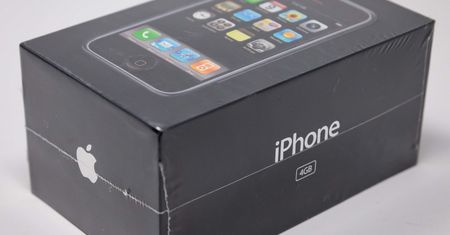 Oryginalny iPhone 1. generacji trafił na licytację. Cena zwala z nóg