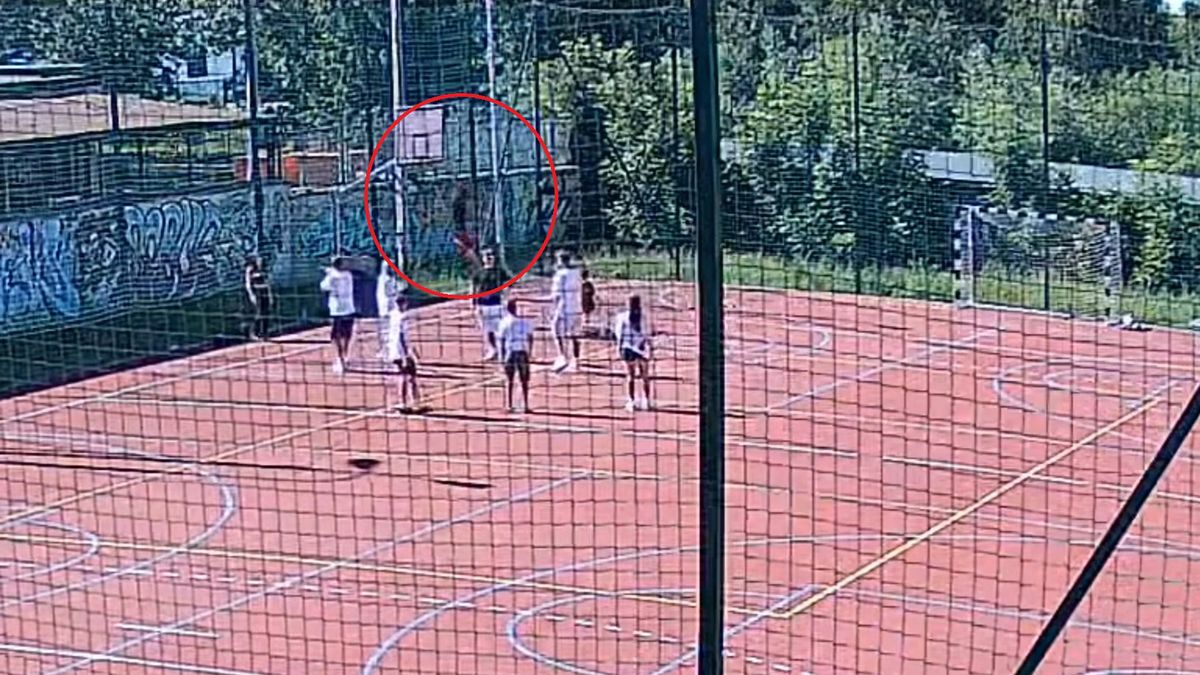 Kosz złamał się po tym, jak nastolatek się na nim zawiesił