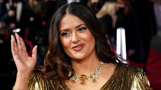 55-letnia Salma Hayek EKSPONUJE WDZIĘKI w kostiumie kąpielowym (ZDJĘCIA)