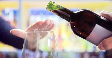 Naukowcy sprawdzili, jak skłonić ludzi do ograniczenia alkoholu. Metoda jest zaskakująco prosta