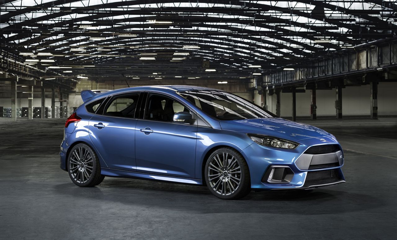 Kolejnym wozem w tym zestawieniu jest nowy Ford Focus RS. Ten hot hatch startuje od 147 490 zł. W tej cenie dostajemy 2,3-litrowy silnik EcoBoost, który dzięki sprężarce TwinScroll rozwija 350 KM. System napędu na cztery koła z Dynamic Torque Vectoring zapewnia świetne właściwości jezdne. Tych niestety nie da się wyrazić liczbami. Wiemy za to, że rozpędza się do 100 km/h w 4,7 s, a jego prędkość maksymalna wynosi 266 km/h.