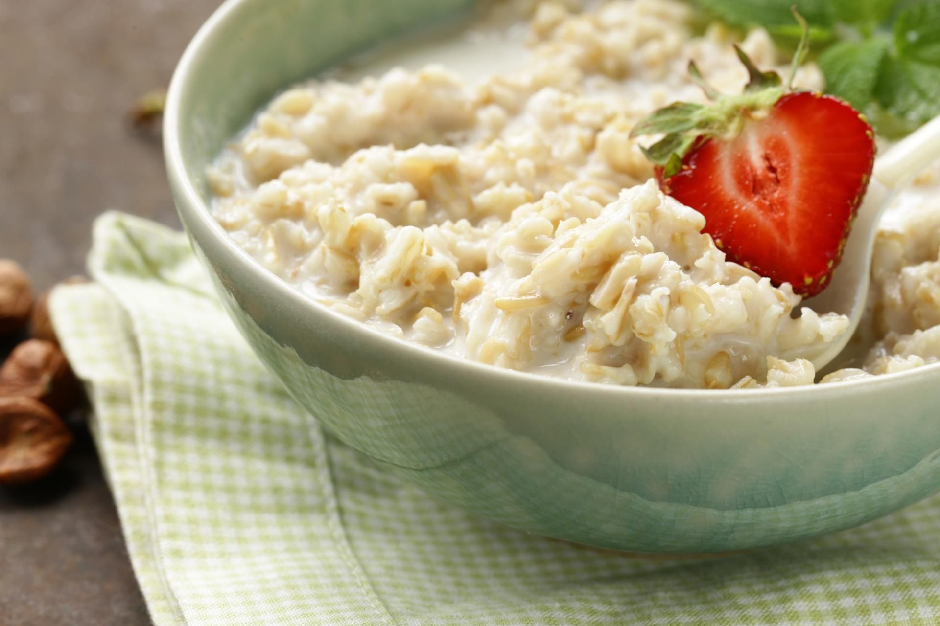  Białe pieczywo i tłuste mięso zastąp owsianką i pełnoziarnistym pieczywem - to pomoże obniżyć cholesterol