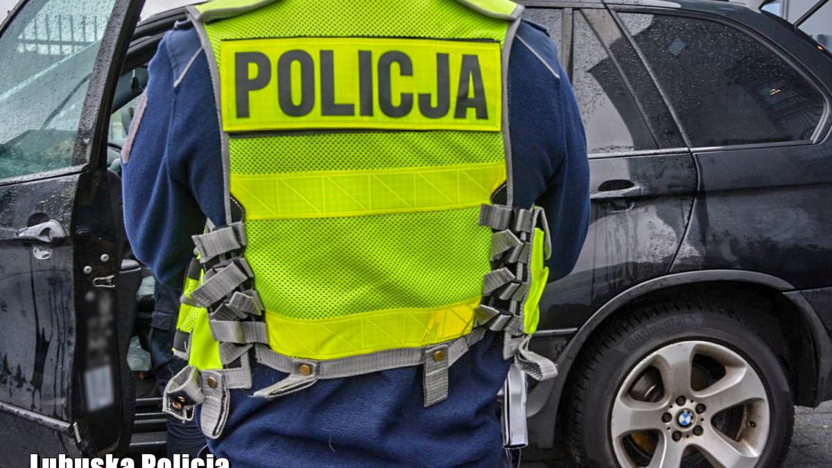 W suvie zmieścił się kierowca i siedmiu migrantów