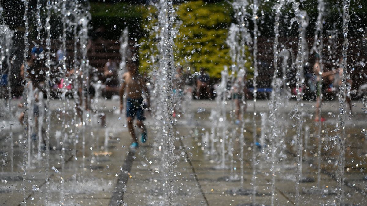 Rzeszów, 25.06.2022. Dzieci bawią się w Fontannie Multimedialnej w Rzeszowie, 25 bm. W całym kraju weekend zapowiada się upalnie. To efekt napływu ciepłego powietrza z południowego zachodu. (mr) PAP/Darek Delmanowicz