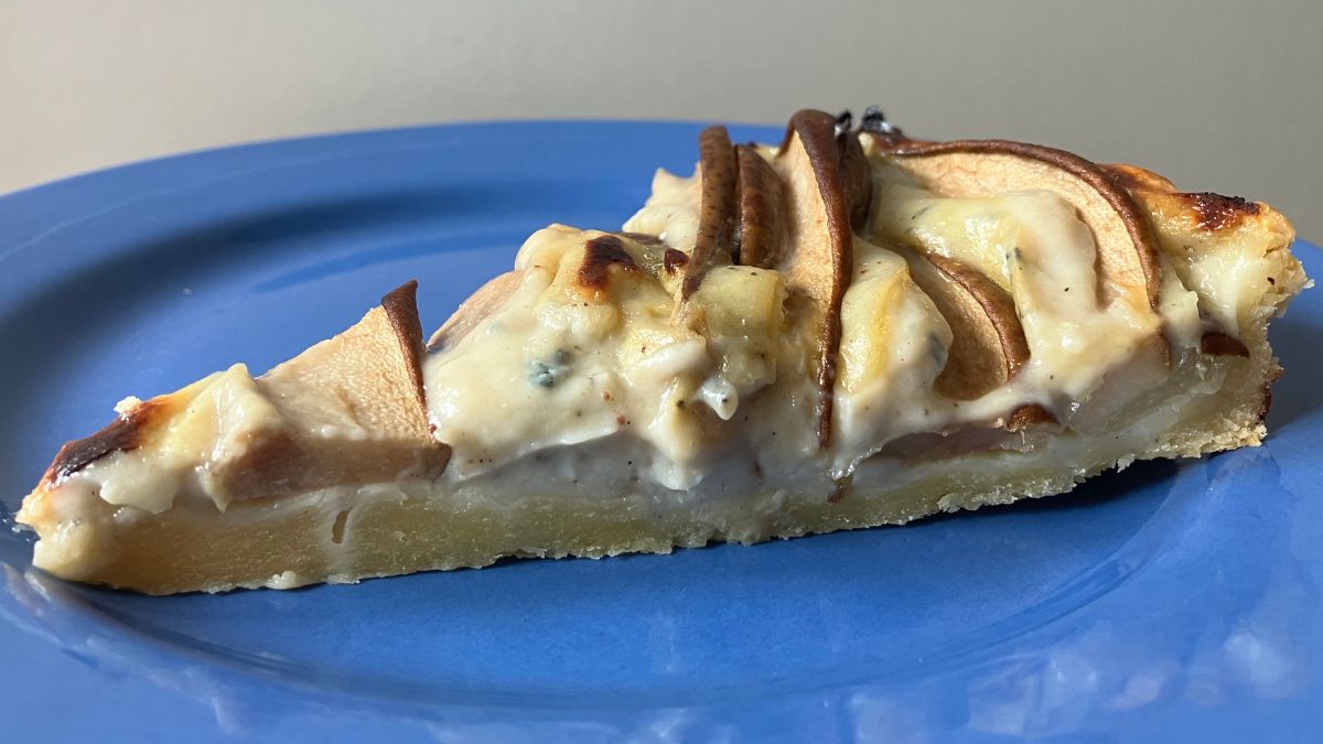 Tarta z gorgonzolą i gruszką doskonale pasuje na przystawkę