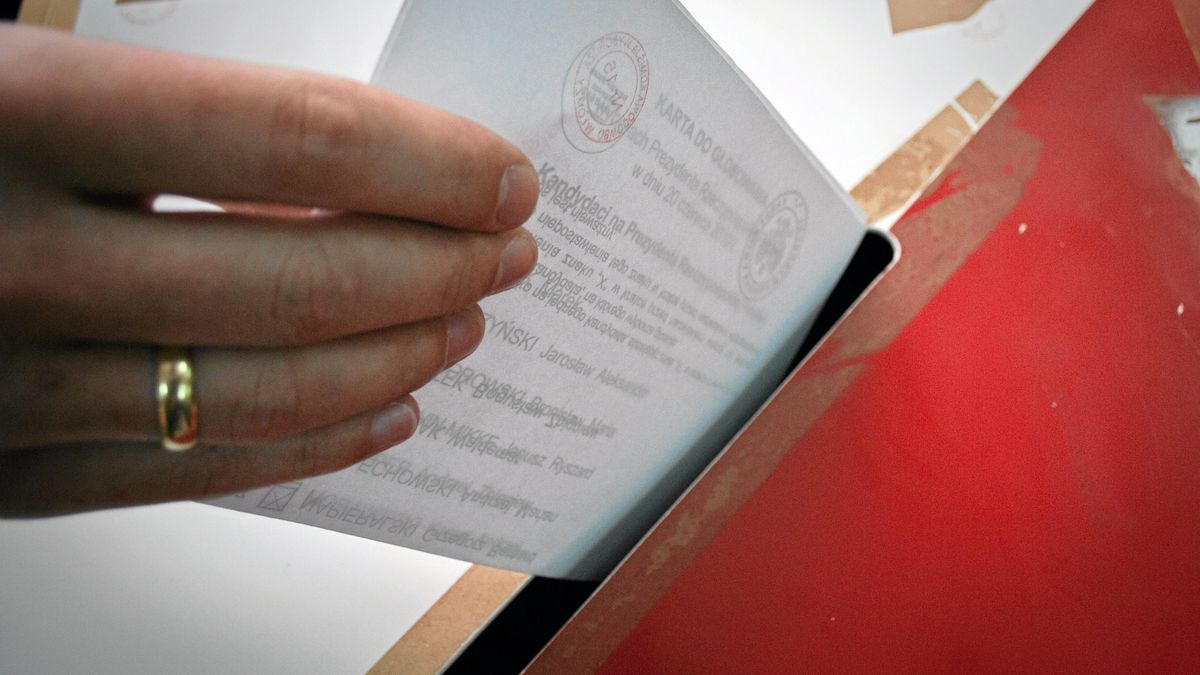 20.06.2010 LOMZA , GLOSOWANIE W PRZEDTERMINOWYCH WYBORACH PREZYDENCKICH .
FOT. JACEK BABIEL / Agencja Wyborcza.pl
Fot. Jacek Babiel / Agencja Wyborcza.pl
GLOSOWANIE, LOKAL WYBORCZY, URNA WYBORCZA, STOCKOWE, XNO