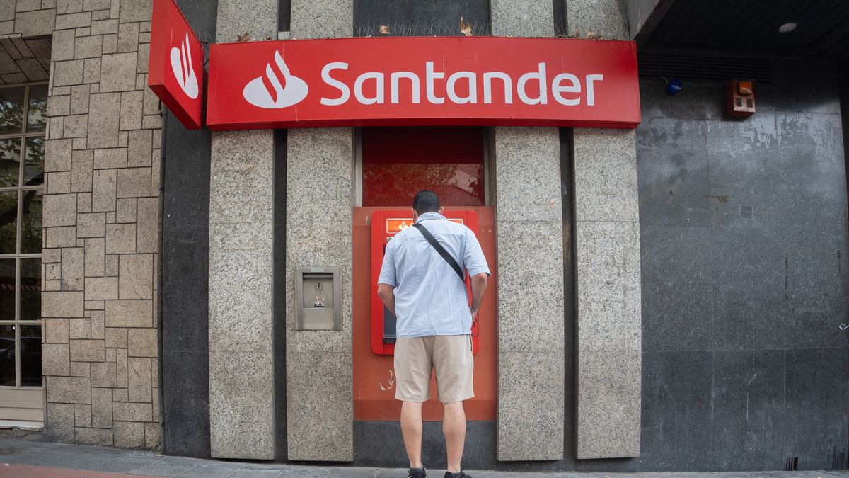 SPAIN - OCTOBER 13: Façade of a Santander bank branch on October 13, 2025, in Madrid, Spain. Santander and the Instituto de Credito Oficial (ICO) have already financed more than 500 subsidized housing units (VPO) for social or affordable rent under the ICO Housing Line of the Recovery, Transformation and Resilience Plan, financed with Next Generation EU funds. (Photo By Eduardo Parra/Europa Press via Getty Images)