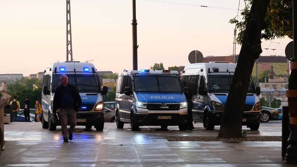 Radiowozy policji na sygnale
