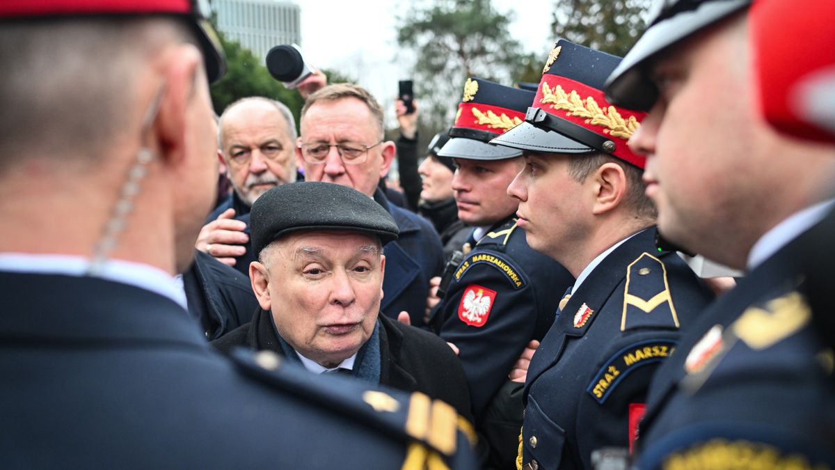 WARSAW, POLAND - FEBRUARY 07:  The leader of Law and Justice Party, Jaroslaw Kaczynski walks among the  former Minister of Interior and Administration of Poland, Mariusz Kaminski who was released from prison after a second presidential pardon as they attempt to enter the Parliament chamber surrounded by conservative MPs of the Law and Justice Party on February 07, 2024 in Warsaw, Poland. Since the Pro-EU coalition government led by Donald Tusk took power, reforms in the public media and justice system as created a political crisis with the former government. Poland's president, Andrzej Duda for a second time, pardoned the Conservative right-wing former Minister of Interior and Administration of Poland, Mariusz Kaminski, and his deputy, Maciej Wasik who were arrested on January 09, amid a bitter standoff between the new centrist government and the previous conservative administration. Kaminski and Wasik were convicted of abuse of power in 2007 when they served in Law and Justice-led government. (Photo by Omar Marques/Anadolu via Getty Images)
