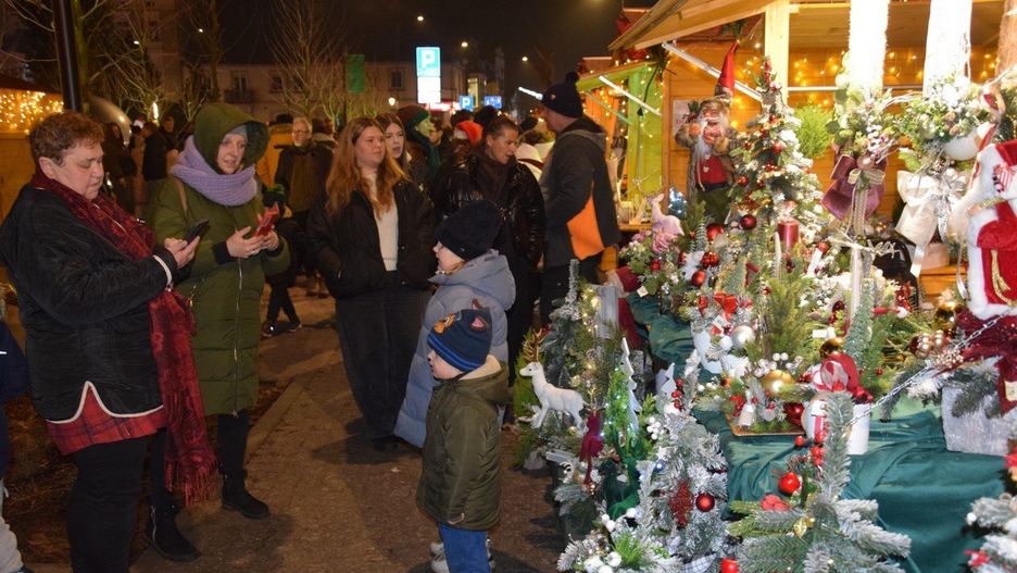 Choinka już się świeci, czyli zaczął się Zduńskowolski Jarmark Bożonarodzeniowy