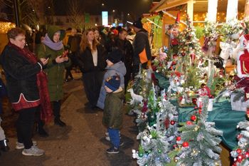 Łódzkie: Rozświetlono choinkę. Ruszył Zduńskowolski Jarmark