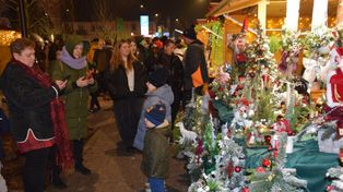 Łódzkie: Rozświetlono choinkę. Ruszył Zduńskowolski Jarmark