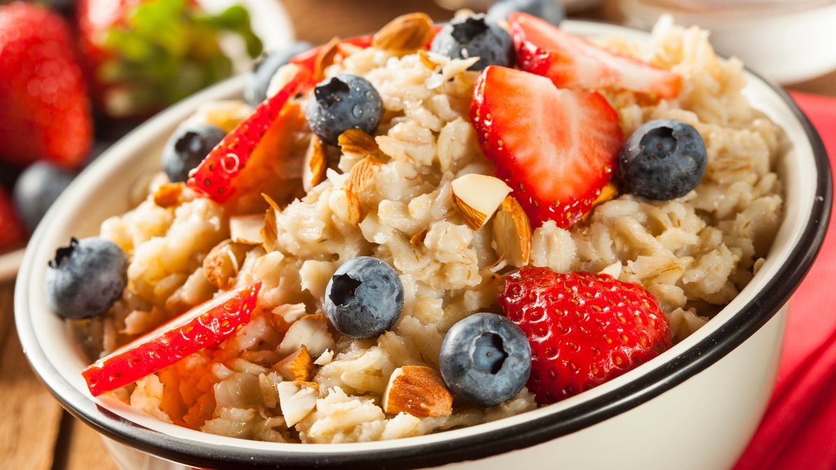 Nocna owsianka ze świeżymi owocami