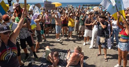 Protesty na europejskich wyspach wymykają się spod kontroli. Pokazywali turystom środkowe palce i krzyczeli, że cuchną