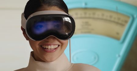 Może i gogle Apple Vision Pro nie mają wbudowanej baterii, ale za to są ciężkie