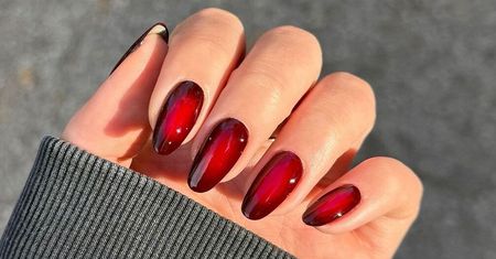 Odważ się na "vampy nails". Najmodniejszy trend na jesień 2024