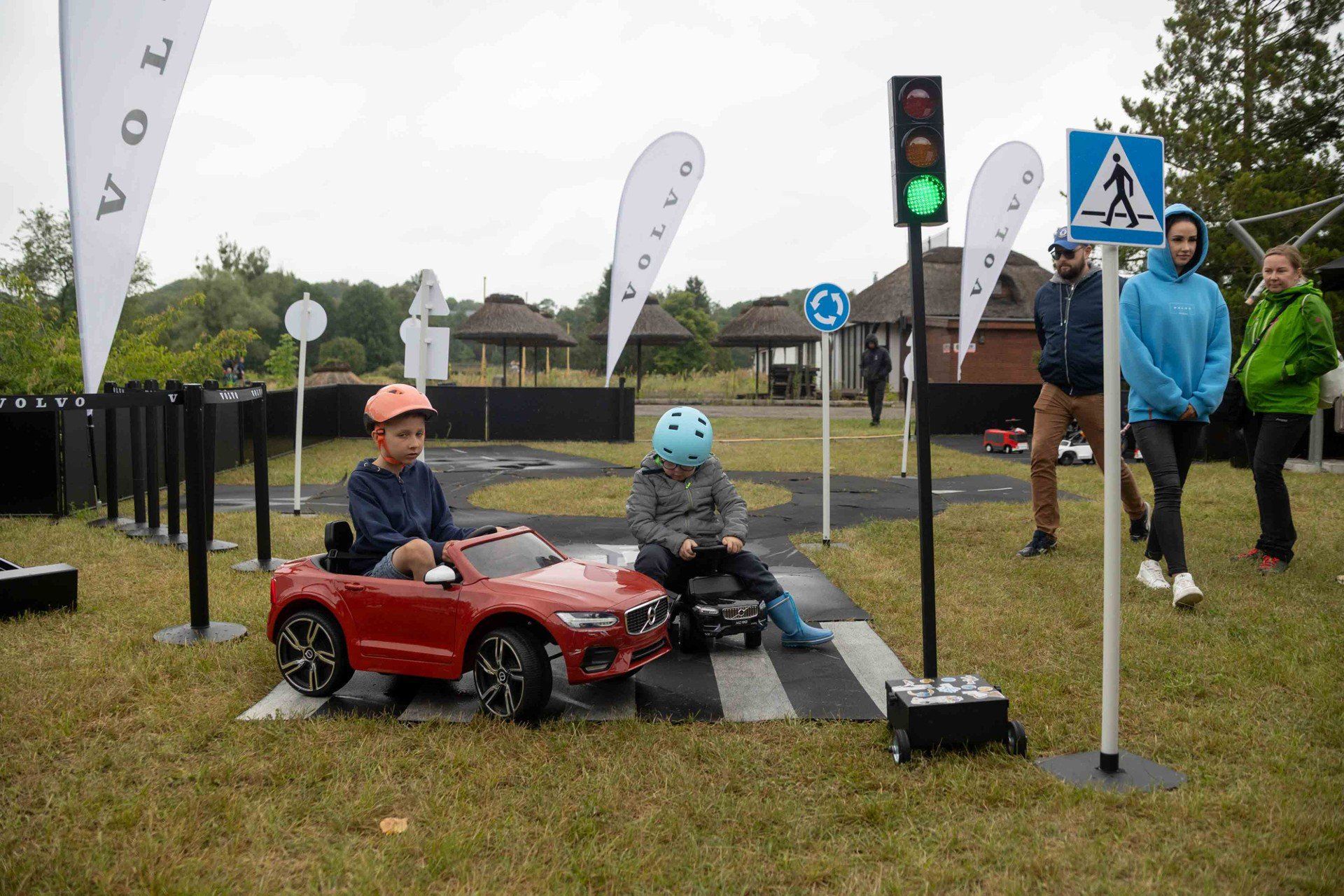 Oprócz wystawy aktualnych modeli marki Volvo, szczególną uwagę przyciągają różnego rodzaju symulatory. Najwięcej chętnych ustawiało się do symulatora dachowania oraz do crash testu.
