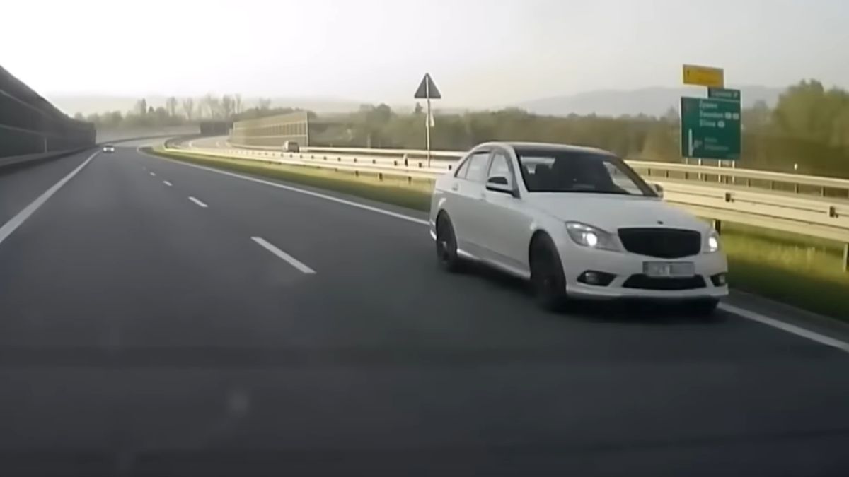 Kierowca białego sedana najwidoczniej uznał, że przepisy ruchu drogowego go nie obowiązują