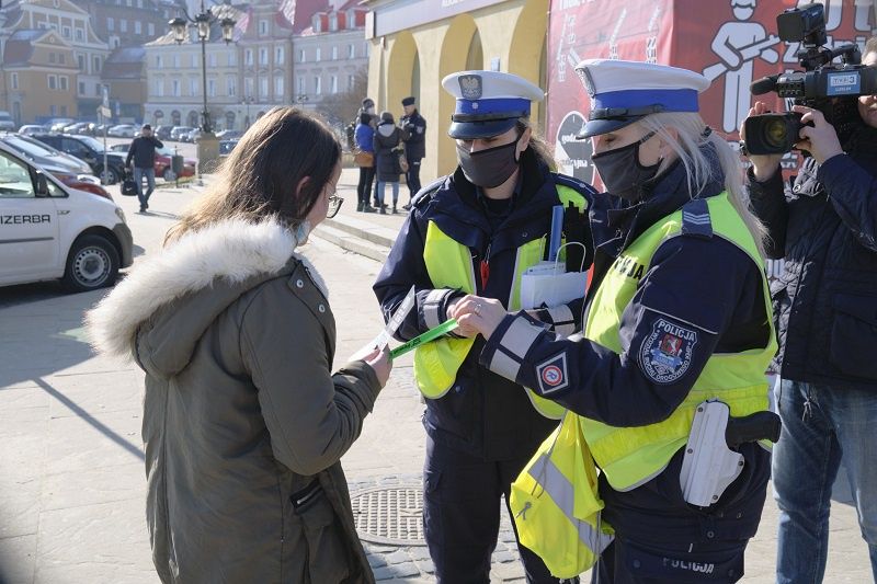 Policjanci rozdawali przechodniom odblaski