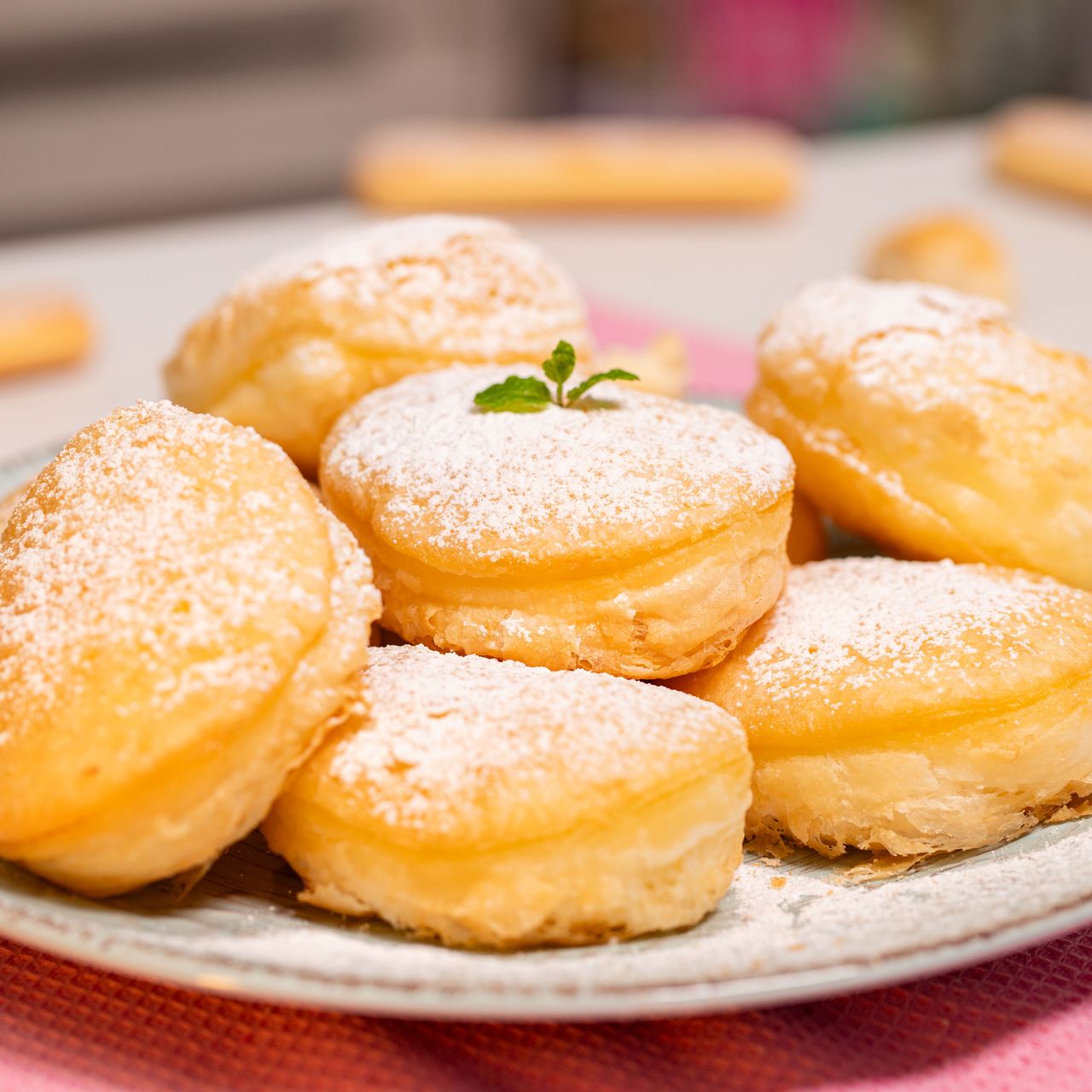 Pączki z ciasta francuskiego z bitą śmietaną