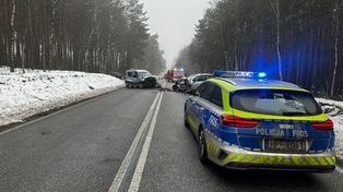 DK74: Czołowe zderzenie dwóch aut. Zginął 40‑letni kierowca