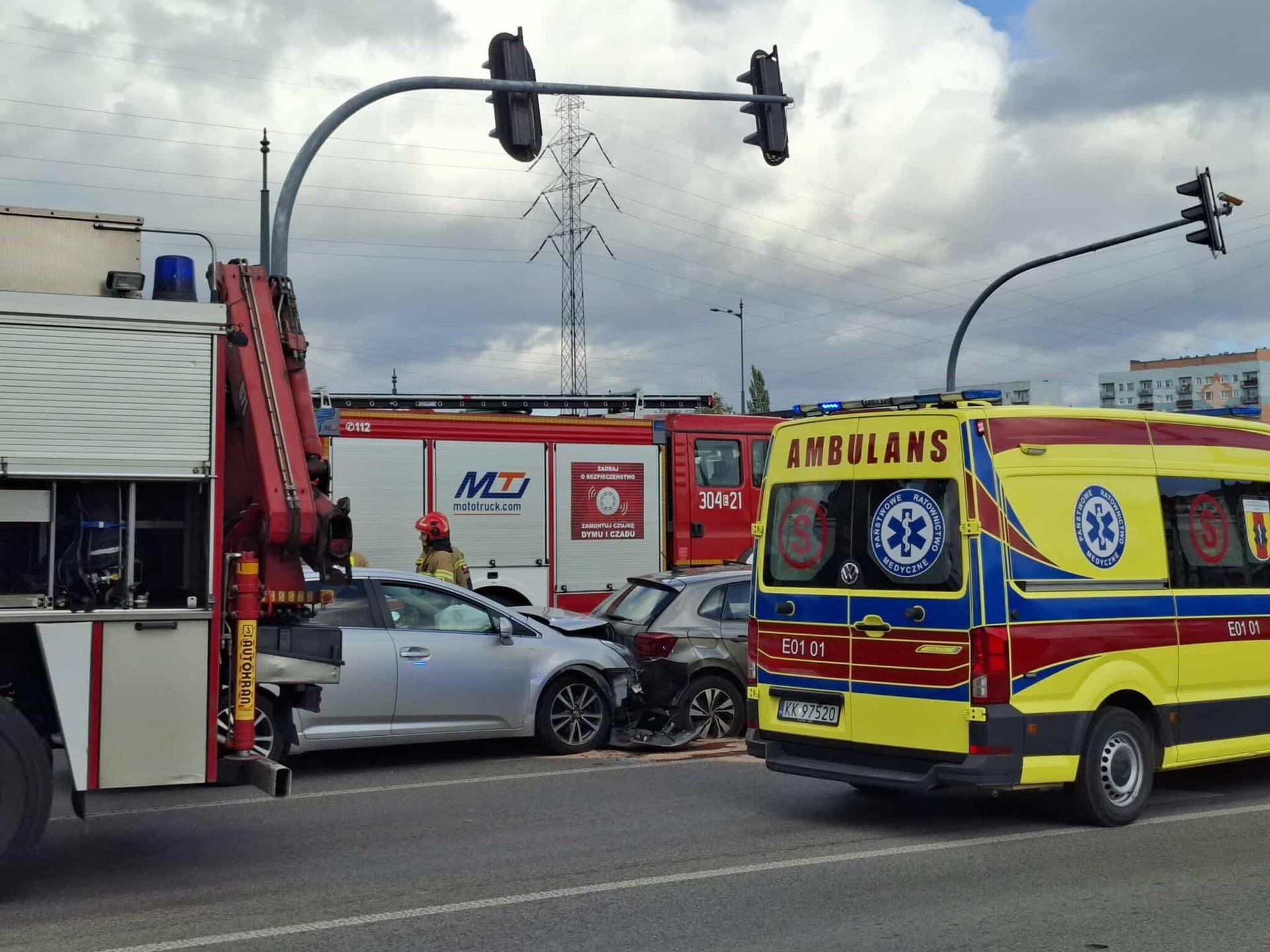 Wypadek w Łodzi zderzenie - 3 samochodów na rondzie Inwalidów