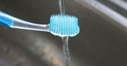 Moczysz szczoteczkę przed myciem zębów? Dentysta stawia sprawę jasno