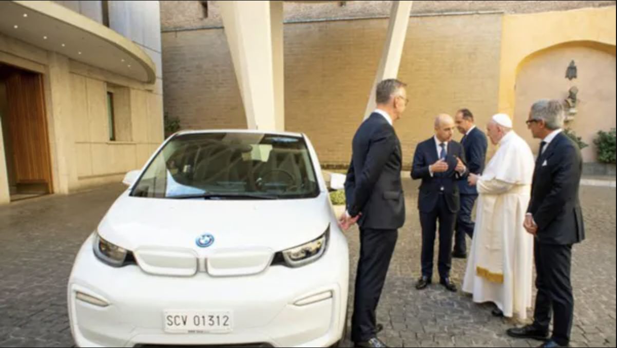 Papież Franciszek i BMW i3