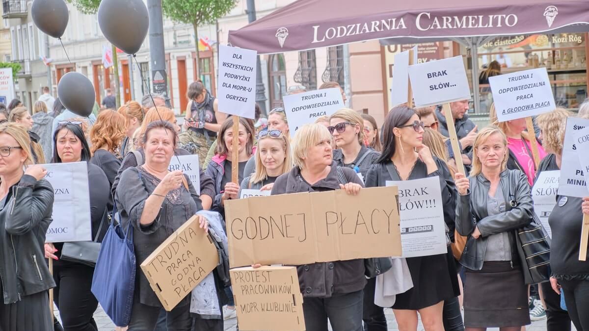 Protest pracowników MOPR Lublin przed ratuszem
