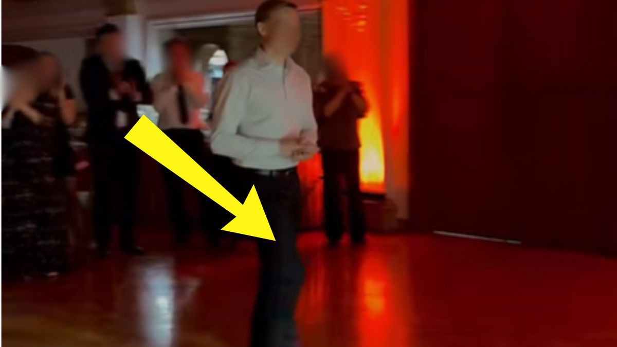 Nauczycielowi rozerwały się spodnie.