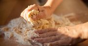 Do ciasta na pierogi dodaj porządną łyżkę. Będą pięknie się lepić i nie popękają