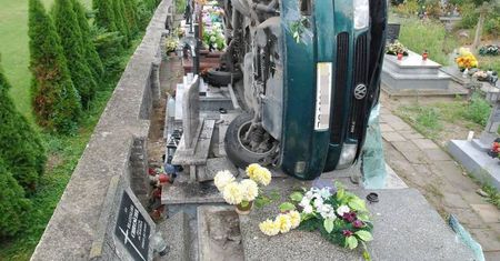 Gorzków. 44-latek wjechał na cmentarz, zniszczył 7 nagrobków
