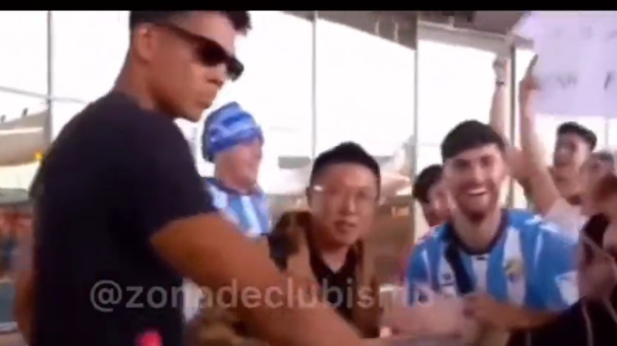 Na zdjęciu: kibice Malagi CF, którzy wykorzystali turystę do żartu