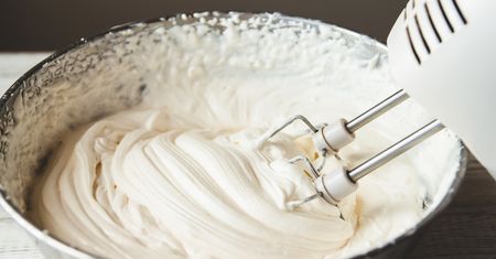 Nie rezygnuj z deserów. Zrób ten krem do ciasta bez grama cukru czy tłustej śmietany, a nawet nie odczujesz różnicy