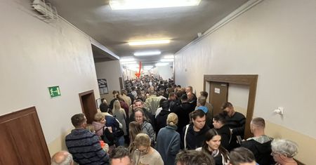 Tłumy głosujących po godzinie 18. "Stałam cztery godziny".