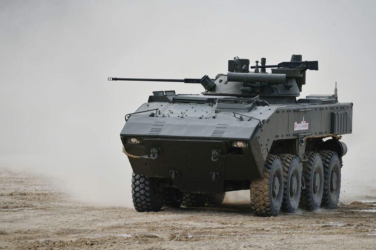 Rosja przemieszcza wozy K-17 Bumierang. To transportery nowej generacji