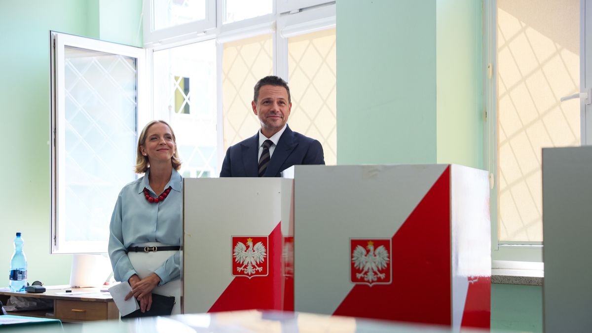 Rafa� Trzaskowski, Ma�gorzata Trzaskowska
Warszawa, 01.06.2025. Wybory prezydenta RP - II tura. Kandydat KO w wyborach prezydenckich, prezydent Warszawy Rafa� Trzaskowski (P) z �on� Ma�gorzat� (L) podczas g�osowania w lokalu wyborczym w Warszawie, 1 bm. Trwa g�osowanie w II turze wybor�w prezydenta RP. Do jego zako�czenia obowi�zuje cisza wyborcza. (mr) PAP/Leszek Szyma�ski
Leszek Szyma�ski
g�os, g�osowa�, g�osowanie, I tura, II, II tura, kandydat, lokal wyborczy, prezydenckie, prezydenta rp, urna, wybory