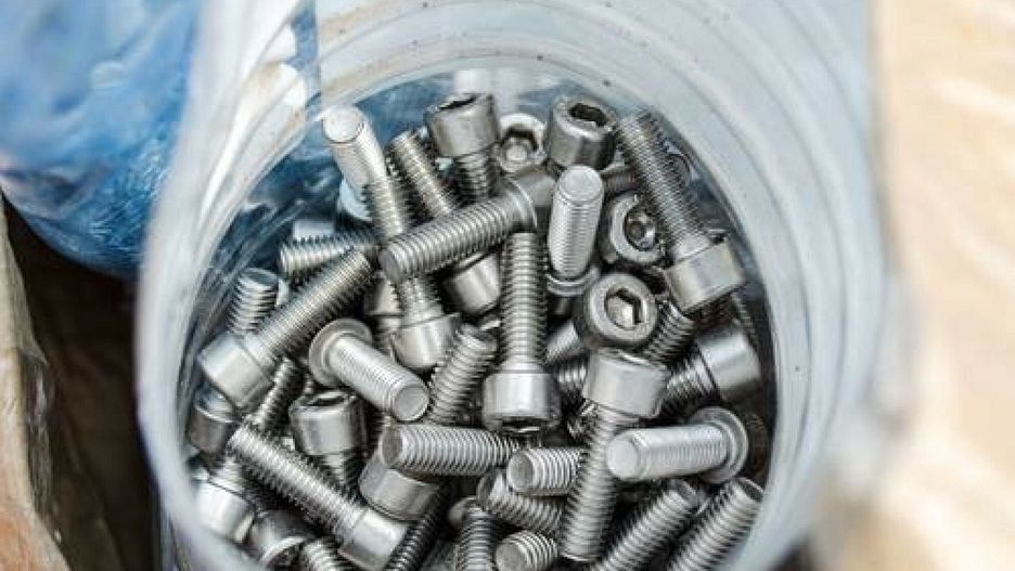 Nietypowa operacja na Litwie. Pacjent miał w żołądku kilogram gwoździ i śrubek