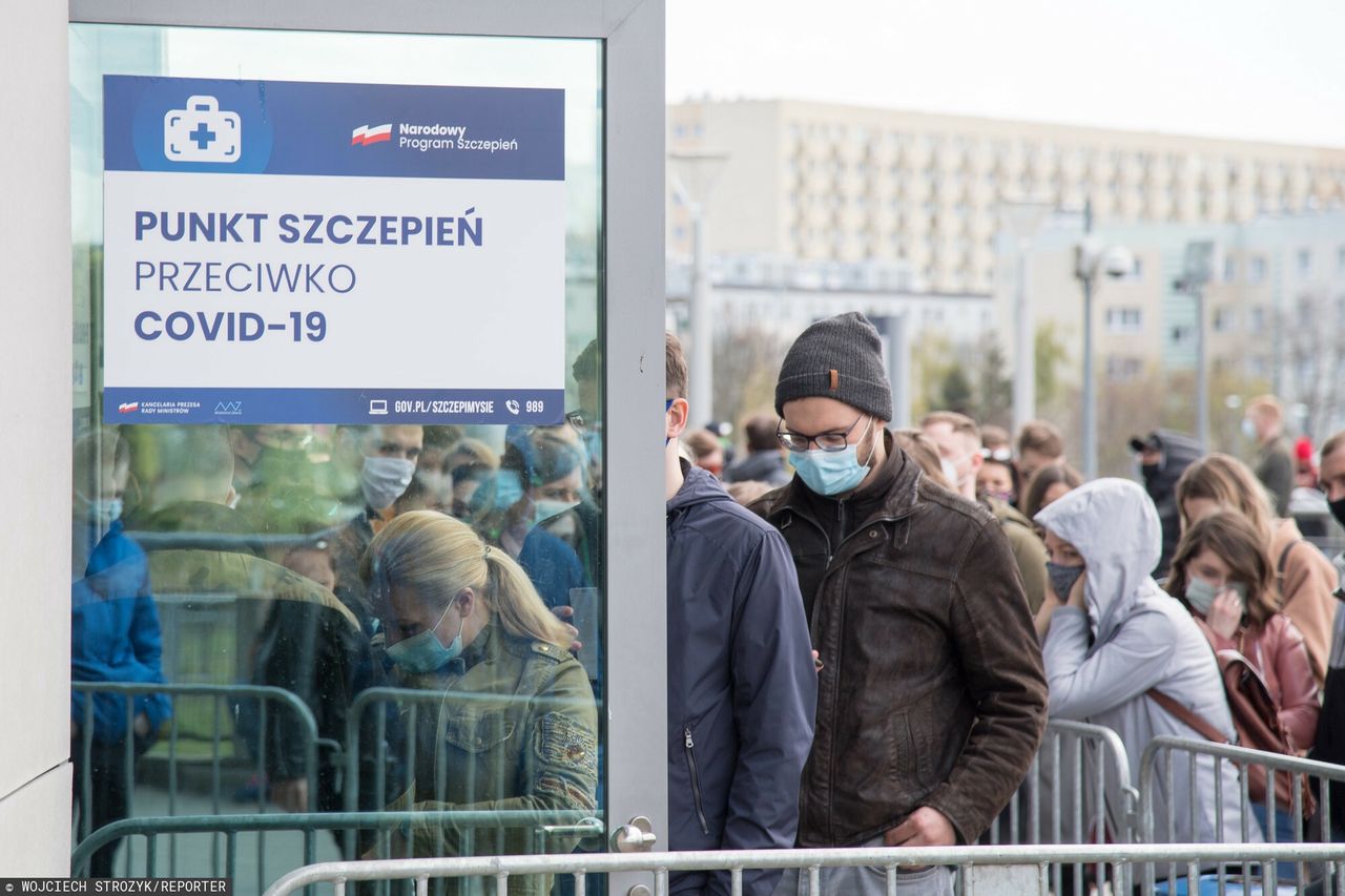 Szczepienia w Polsce. W punktach i przychodniach chaos po słowach ministra. "Telefony się urywają"