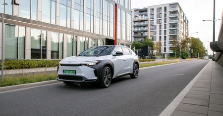 Elektryk Toyoty wyraźnie potaniał. Jest jednak pewien haczyk
