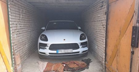 Sprawdzili garaż na terenie Człuchowa. Sprawcy ukryli Porsche pod kocami