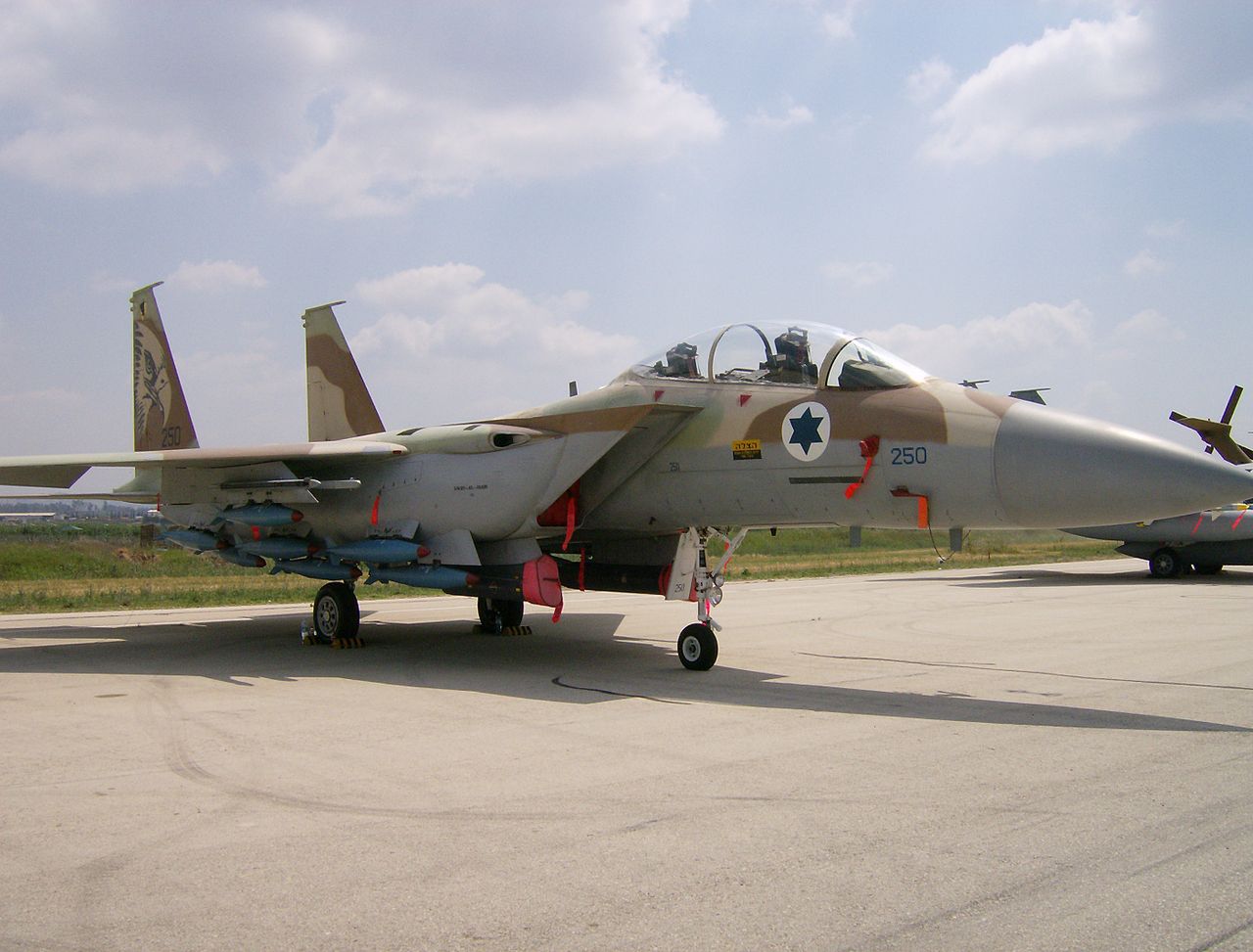 F-15 zderzył się w powietrzu z innym samolotem. Pilot wylądował tylko z jednym skrzydłem 2