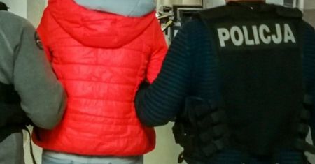 Sceny z horroru. Pijana matka zaatakowała nożem na ulicy