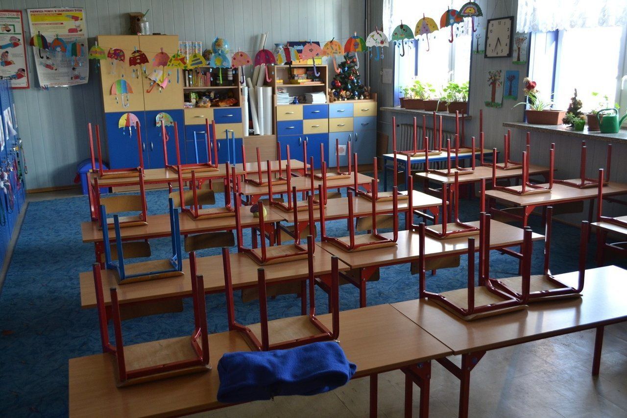 Pusta sala lekcyjna po odwołaniu zajęć w jednej z rybnickich szkół w na początku 2017 roku