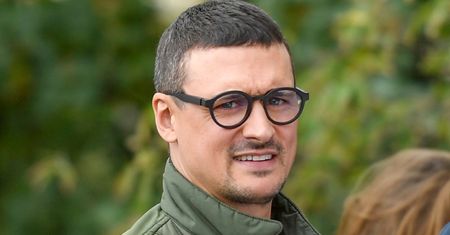 Mateusz Damięcki pisze o "bólu bycia Polakiem", a internauta kpi z jego "look'u NA UCHODŹCĘ". Aktor odpowiedział