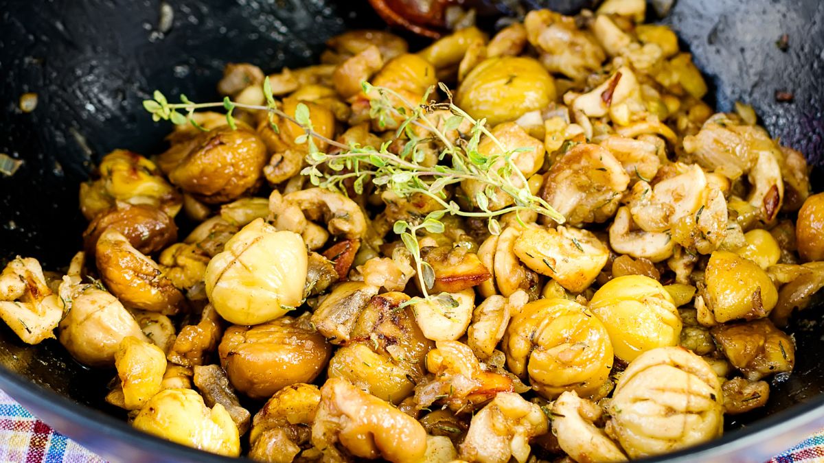Kasztany możesz po obraniu podsmażyć z aromatycznymi ziołami